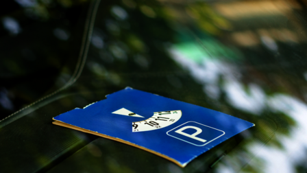 Parkeerschijf achter een autoraam