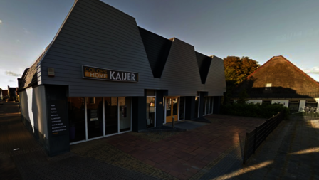 Op de foto is te zien hoe het pand er 20 jaar geleden uitzag, toen het nog een winkel was.