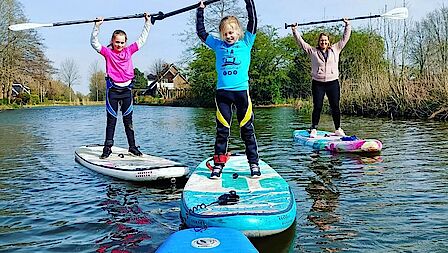 Foto van kinderen op het water in Kanaalpark