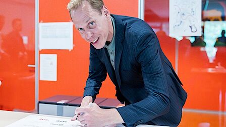 Wethouder Nils Langedijk tekent het convenant namens de gemeente. 