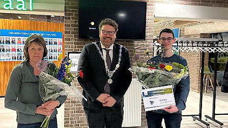 Foto van burgemeester Maarten Poorter met de winnaars van de actie.