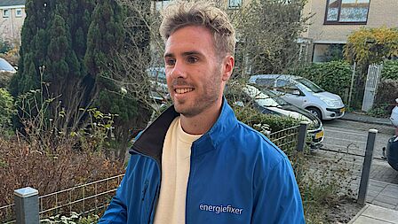 Een medewerker van Regionaal EnergieLoket gaat langs de deuren