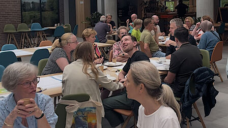 mensen aan tafels die meedenken over het Stadshart
