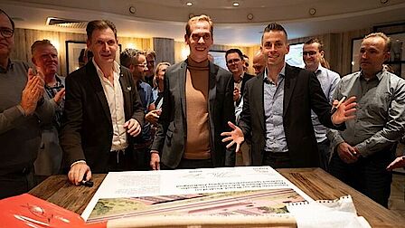 Ondertekening van realisatie-contract spooronderdoorgang Zuidtangent. Van links naar rechts: René van Deuveren (Hegeman Bouw&Infra), Nils Langedijk (gemeente Dijk en Waard) en Harro Homan (ProRail).