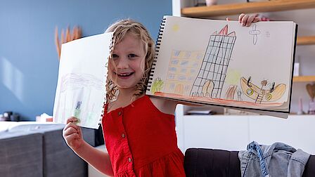 Eva Langedijk houdt haar tekening omhoog naar de camera.