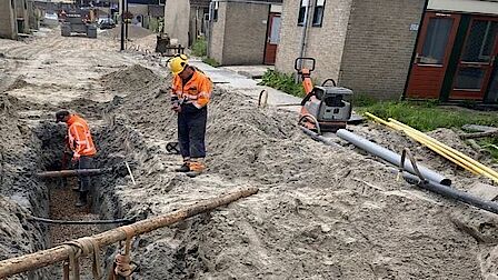 Op deze foto wordt er gewerkt aan het leggen van drainage.