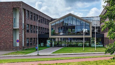 Het gebouw van locatie De Binding in Zuid-Scharwoude