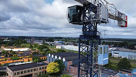 De kraan van Bot Bouw bij de nieuwbouw aan de Deimoslaan.