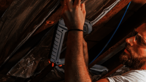 Man die dakisolatie plaatst