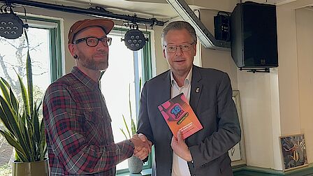 Willem Zevenhuizen en Gerard Rep schudden elkaars hand.