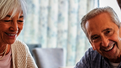 Senioren (man en vrouw) in gesprek met energiecoach