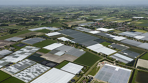 Luchtfoto van een landschap met zonnepanelen
