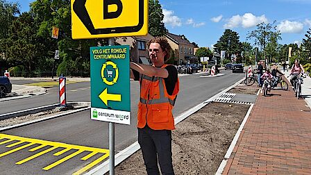 Foto van het bevestigen van de borden